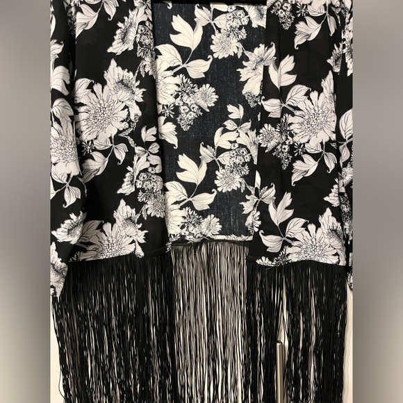 Floral Cropped kimono with fringe - Picture 2 of 4